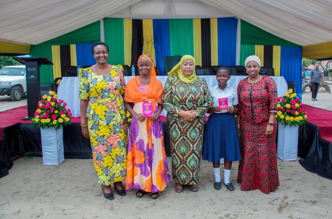 ummymwalimu's tweet photo. Leo Sekta ya Afya #Tanzania yaandika historia👍! Vice President HE @SuluhuSamia amefanya uzinduzi wa Chanjo ya Kuzuia Saratani ya Mlango wa Kizazi #HPVVaccine! Mwaka 2018 tunalenga kuwachanja wasichana 616,000 wenye umri wa miaka 14 #KingaNiBoraKulikoTiba! Thanks @gavi @GaviSeth https://t.co/UOo96Qs5QQ