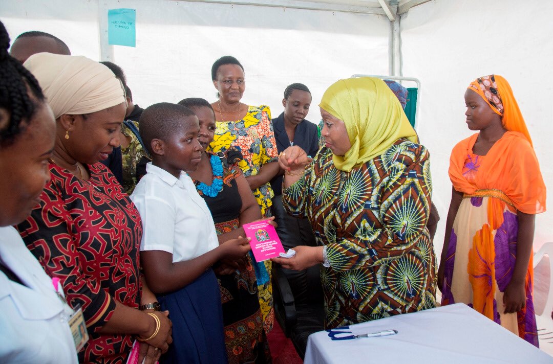 ummymwalimu's tweet photo. Leo Sekta ya Afya #Tanzania yaandika historia👍! Vice President HE @SuluhuSamia amefanya uzinduzi wa Chanjo ya Kuzuia Saratani ya Mlango wa Kizazi #HPVVaccine! Mwaka 2018 tunalenga kuwachanja wasichana 616,000 wenye umri wa miaka 14 #KingaNiBoraKulikoTiba! Thanks @gavi @GaviSeth https://t.co/UOo96Qs5QQ
