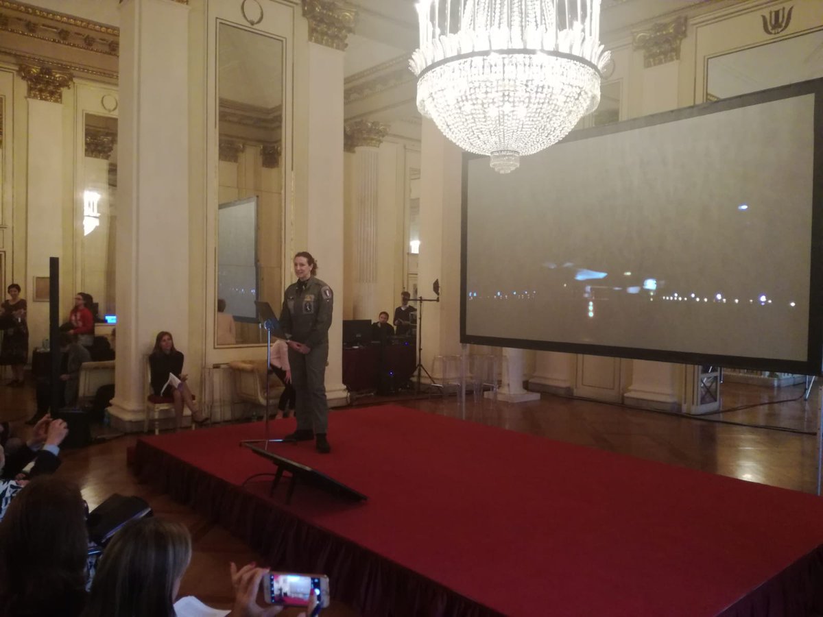 ItalianAirForce's tweet photo. #STEMinthecity al #TeatroallaScala #Milano si parla di tecnologia con il pilota #Eurofighter Maggiore Federica M. "amo il mio lavoro, pilotare un Eurofighter per servire il mio Paese e contribuire alla sicurezza della collettività è un sogno divenuto realtà" https://t.co/wdz8Ao8Mfm