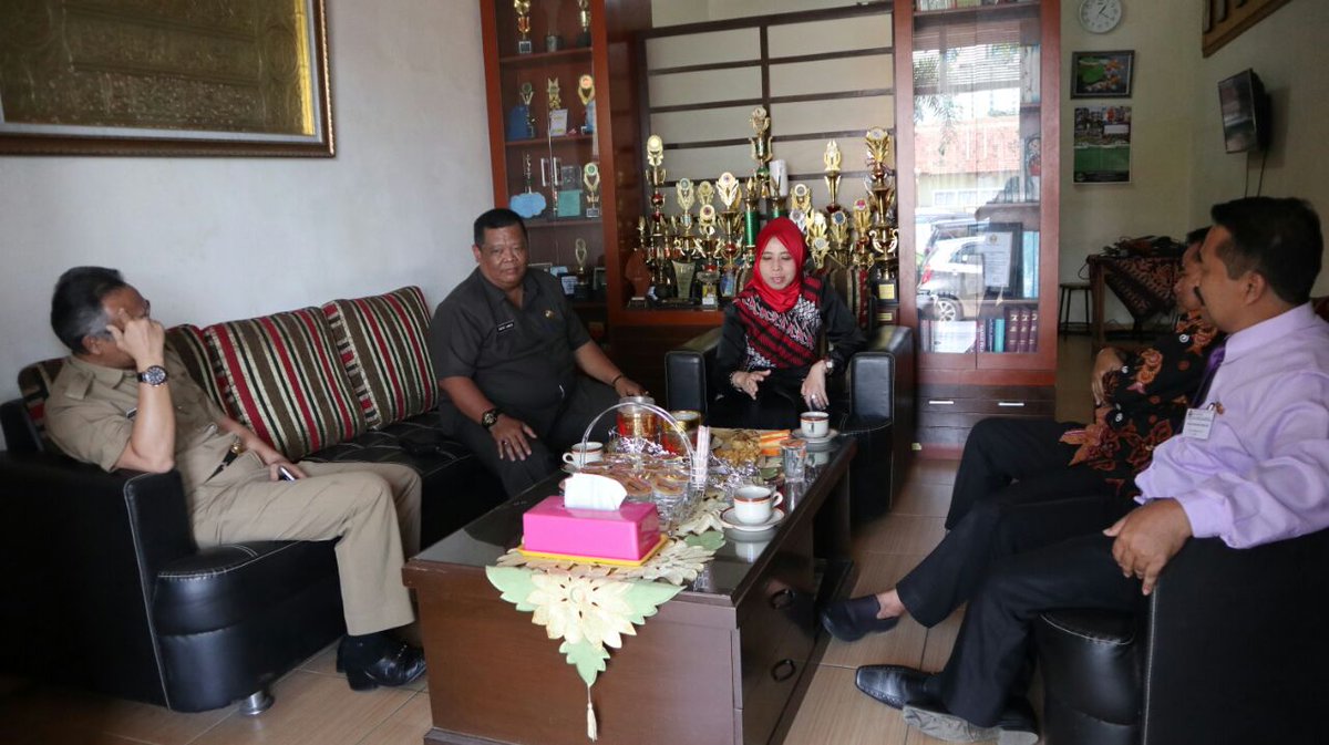 ineu_purwadewi's tweet photo. Memantau pelaksanaan Ujian Nasional Berbasis Komputer (UNBK) di SMAN 1 Jatinangor Kabupaten Sumedang...
#UNBK #unbksma #JABAR #jawabarat #dprdjabar https://t.co/iEnpz7gioL
