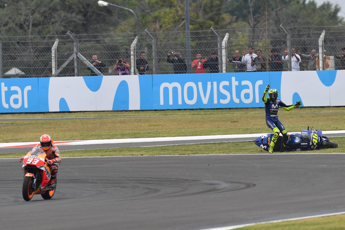 MediasetMotor's tweet photo. “¿Crees que estás jugando a la Play?”: Márquez cuelga la primera foto tras tirar a Rossi y los seguidores del italiano la toman con él https://t.co/9Qy7ddkubu https://t.co/E93UwAXal9