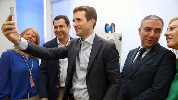 pblcarmona's tweet photo. Cuando se decía desde el PP "todos somos Cristina" nunca nos imaginamos el nivel de parecido #felizMaster #NoSonLasManzanasESelCesto https://t.co/oj7FgZjmyS https://t.co/0L69YZdv8R