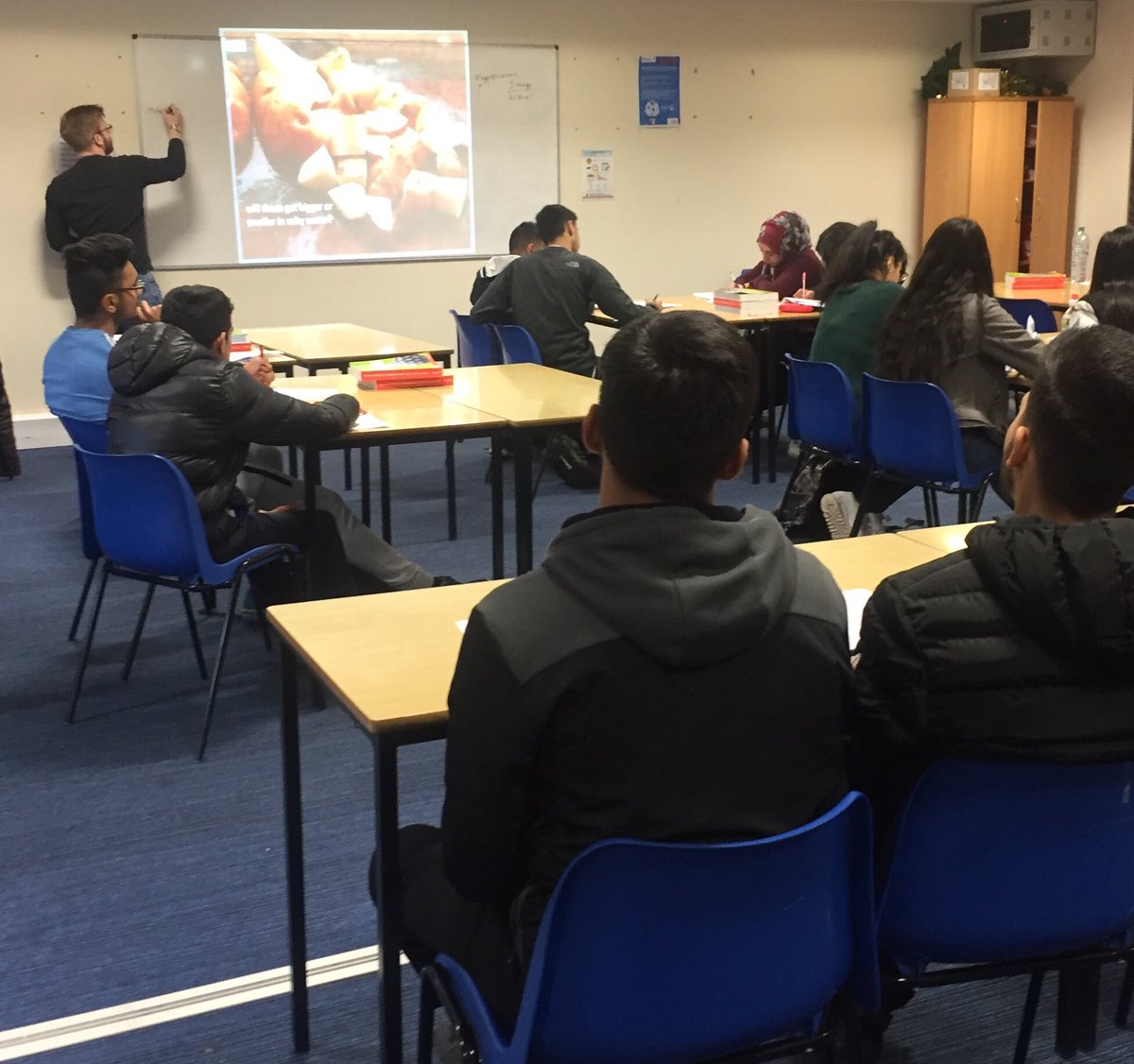 NineScience's tweet photo. Science session @Ninestiles Easter School #21practicals #wecanscience - 115 students in 3 venues https://t.co/CngBohaXWz