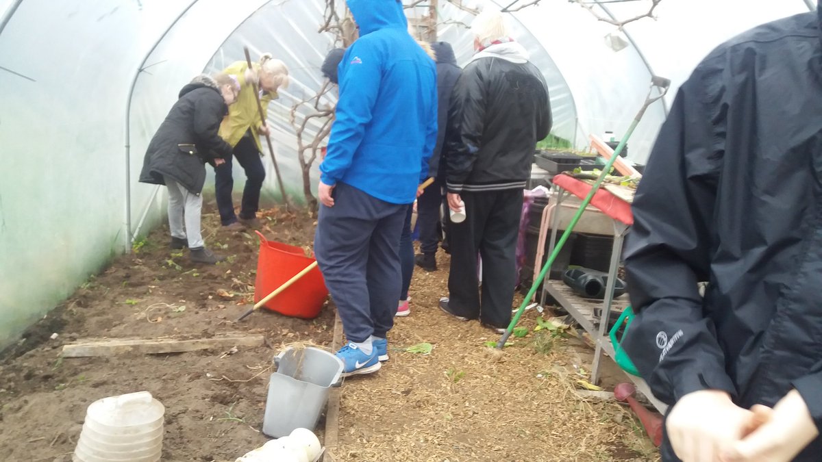 EdibleValley1's tweet photo. @RiversideLCR Happy School Children preparing to plant their new season #VegPlants#NeverMindTheRain https://t.co/zn5foqKLPF
