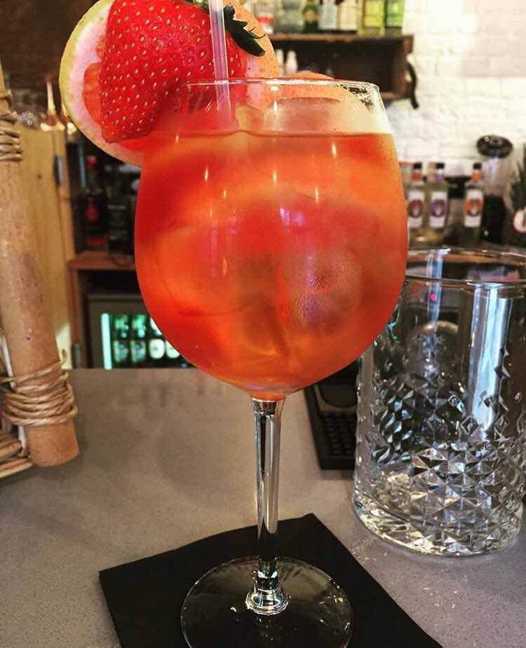 Spring is really playing hard to get... is it so much to ask for it to be #spritzseason ? Sod it, we'll celebrate even if the weather isn't 🍊🍓🌺