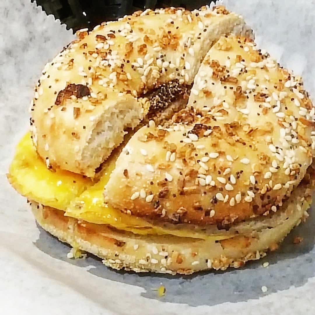 Hello sun! ☀️This right here is what's up next, everything + egg breakfast sammie on a @bullfrogbagels at Soapstone Market 🍳#VNFood @soapstonemarket #vannessdc