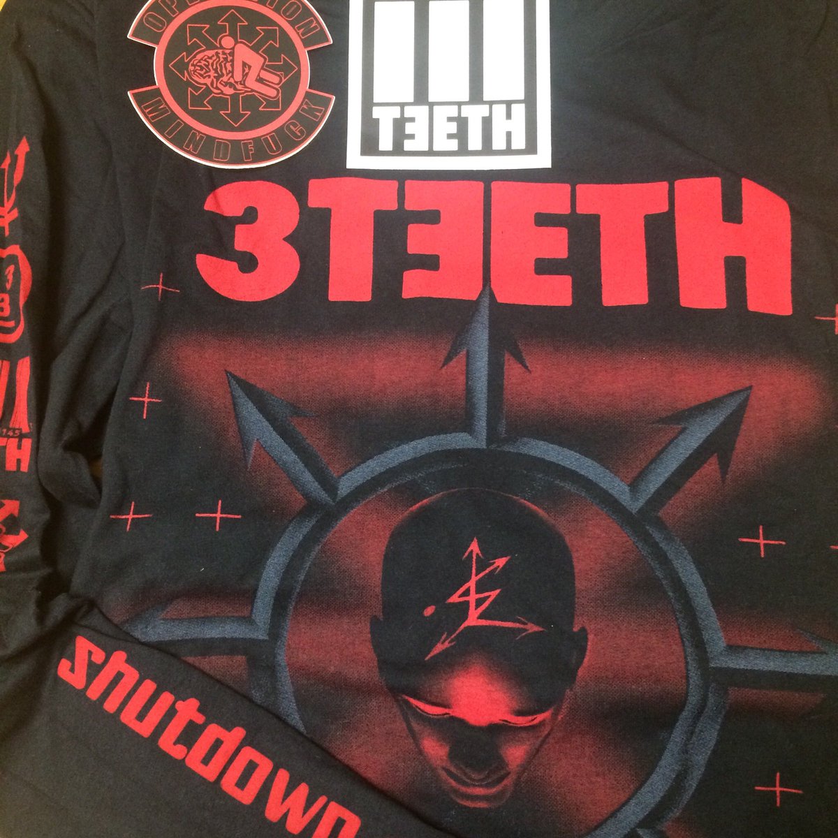 greenandblack13's tweet photo. New merch 🔥 arrived just in time for Sunday’s @threeteeth Toronto show!! 🤘🏻🖤 #shutdownEXE #ThreeTeeth #3Teeth  #TorontoConcerts https://t.co/RrVbHZyfj1