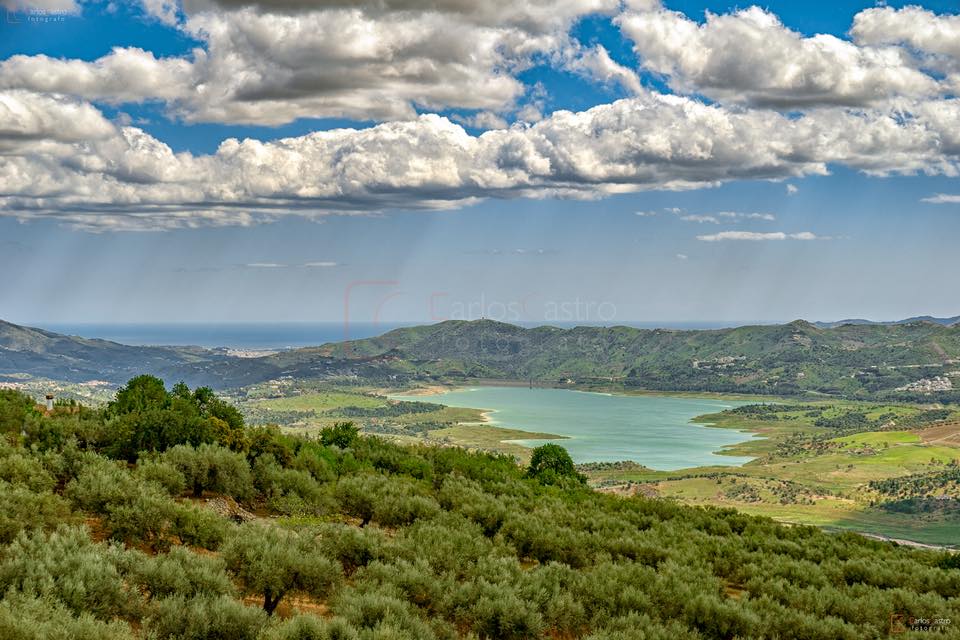 hotelvinuela's tweet photo. Preciosa fotografía del pantano de #LaViñuela, tomada por @Carloscastro_82 este domingo desde el mirador de #Periana, cercana localidad que celebraba una gran jornada, su Día del #Aceite #Verdial. Desde @bbouhotels mandamos un abrazo fuerte al @AytoPeriana y a todos sus vecinos. https://t.co/26tK0tEq6B