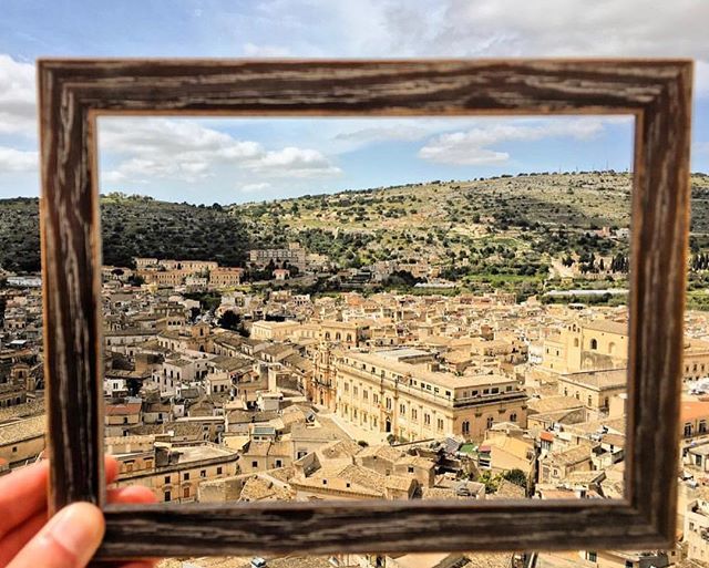 Chi non vorrebbe avere un quadro come questo a casa? Oggi siamo a Scicli, anzi, a Vigàta!
📷 Foto selezionata da @robertachessari 
#igersragusa #scicli
.
.
.
#igerssicilia #instagramitalia #discover_vacations #gf_italy #tv_living #beautifuldestination… ift.tt/2GMhE8G