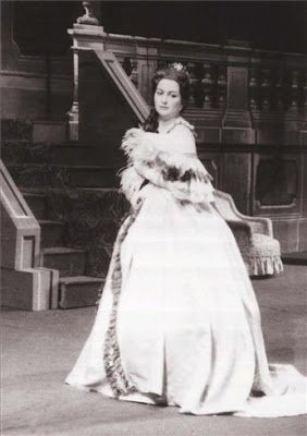 Si te interesa saber cómo fueron los inicios de Montserrat  #Caballé y cómo sonaba a los 24 años, no dejes de escuchar a partir de esta noche el primer episodio de "Intermedio", dedicado a la gran soprano española. @MALozada_G