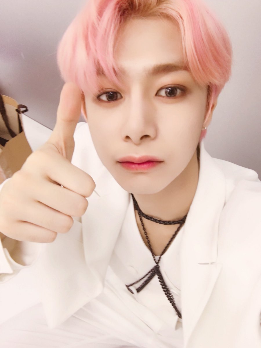 OfficialMONSTAX's tweet photo. [#형원] 몬베베 덕분에 2등했어요.고마워요.이따 라디오에서 만나! https://t.co/JLHPKXCZMe