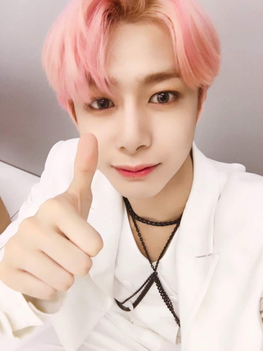 OfficialMONSTAX's tweet photo. [#형원] 몬베베 덕분에 2등했어요.고마워요.이따 라디오에서 만나! https://t.co/JLHPKXCZMe
