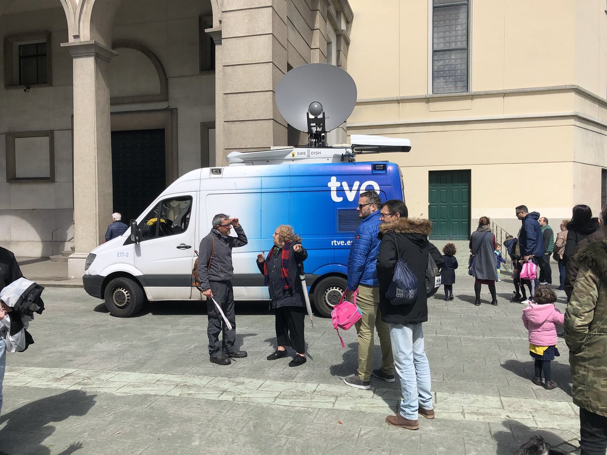 La situación de esta mañana ha sido increíble. Una unidad de <a href="/tve_tve/">tve</a> parada delante de la puerta del colegio a la salida de los niños y al pedirles amablemente si podían facilitar la salida de los niños, nos explicaron que tenían permiso del <a href="/ConcelloCoruna/">Concello da Coruña</a> para estar ahí.