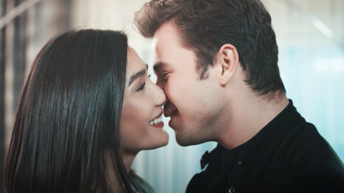 Bazen bakışlar her şeyi anlatır. 💫
#Söz  #AybükePusat #TolgaSarıtaş #YavBah #TheOath