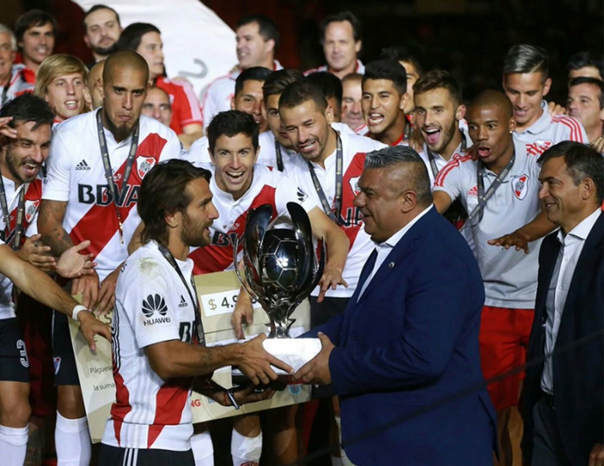 Bueno basta che!! Cuando se lo vio a Tapia con una copa de River, no hubo tanto escándalo🐷😷 😂