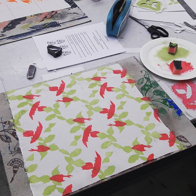 fionahprints's tweet photo. Spent this afternoon learning about pattern repeats at Spike Island today. Day 1 of a 5 session course in printed textiles.
#spikeisland #spikeprintstudio #printmaking #textiledesign #fionahamilton #handmade #makersgonnamake #makersmovement https://t.co/cybUonkSy4 https://t.co/gxWhNHvoAe