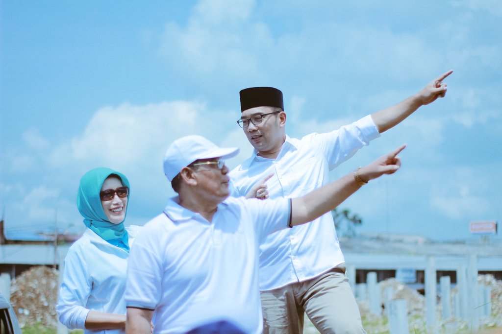 SupyanYeti's tweet photo. Kang Emil dan Mulia Mulyono Ima, siap membenahi kota Sukabumi. Akan membangun pasar pelita yg menjadi kebanggaan org Sukabumi yg disulap hilang era pemerintahan kali ini.
#jangansalahpilih 
#Rindujabarjuara1
#sukabumiMulia
#menang
@ridwankamil
@RenlMarlinawatl 
@Adeyasinbogor https://t.co/MmpXQeV1o0