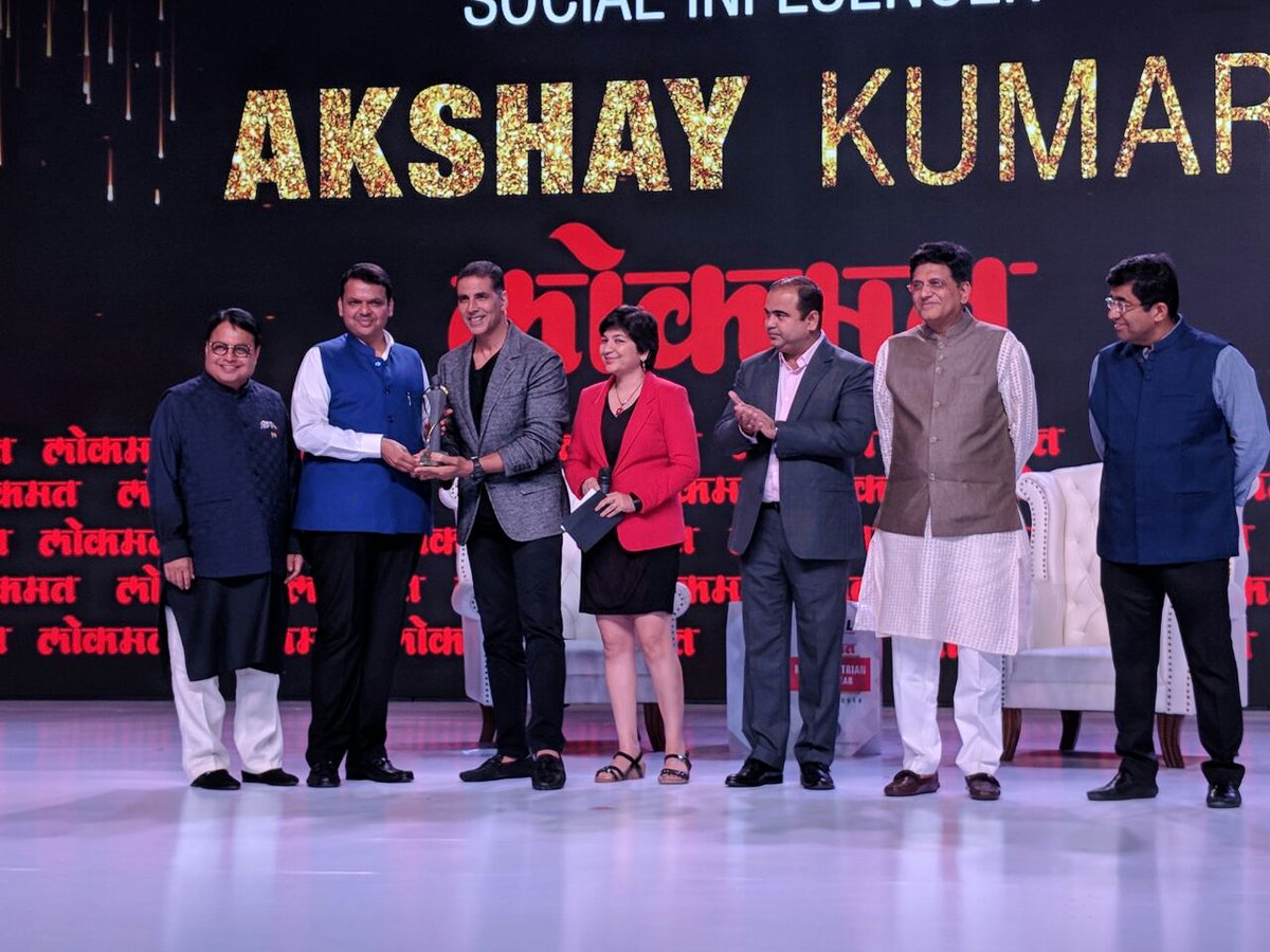 Pankajamunde's tweet photo. Congratulations @akshaykumar ji for winning the "Social Influencer award at #MaharashtrianOfTheYear. A very deserving, socially sensitive and true Indian in every sense !! Your contribution n unconditional support for social cause is most appreciated. https://t.co/W3UxcDRsnt