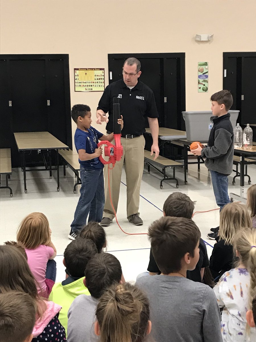 HannahBeth651's tweet photo. Thanks @ryanvaughan for coming to speak to the second graders at @SalemSchools and bringing the Central Ford STORMTracker! https://t.co/OMl2J6qxYK