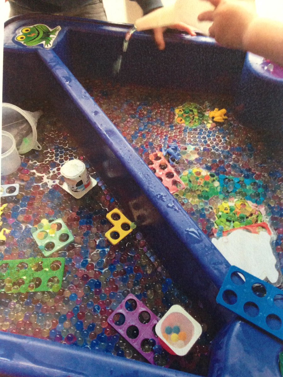 Cylch Llanbrynmair yn cael lot o hwyl yn y twb dŵr heddiw #numicon #frogs #rhifedd <a href="/MudiadMeithrin/">MudiadMeithrin</a> <a href="/PowysFp/">Powys FL team</a> @BarnsleyLynwen