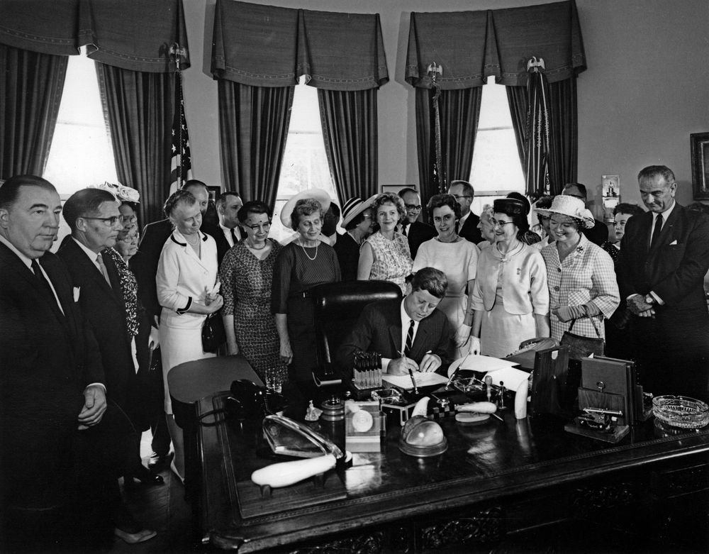 JFKLibraryFdn's tweet photo. In June 1963, JFK signed the Equal Pay Act, calling it "significant step forward." At the time, women made 60% of what men made. Read his remarks: https://t.co/ufTjWZniEu https://t.co/3DW3Ms1CsL