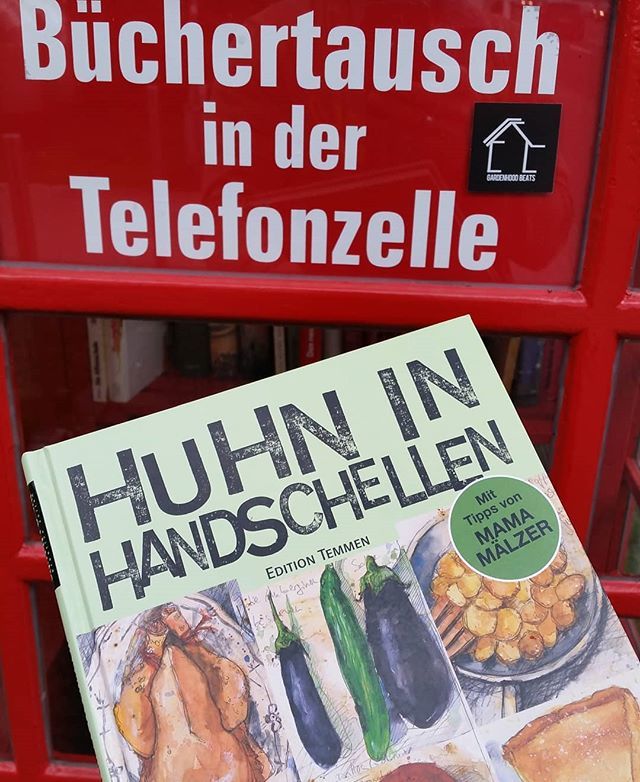 TragerdesLichts's tweet photo. Mal was anderes in unserem offenen Bücherschrank:
"Huhn in Handschellen" - das Kochbuch aus dem Santa Fu, der JVA in Hamburg. Cooles Ding ☺️ #offenerbücherschrank #rotezellefriedberg #bücher #buch #büchertausch #kochbuch #huhn #handschellen #santafu … https://t.co/qyQuNw9Dyf https://t.co/o2lk1fVmzB