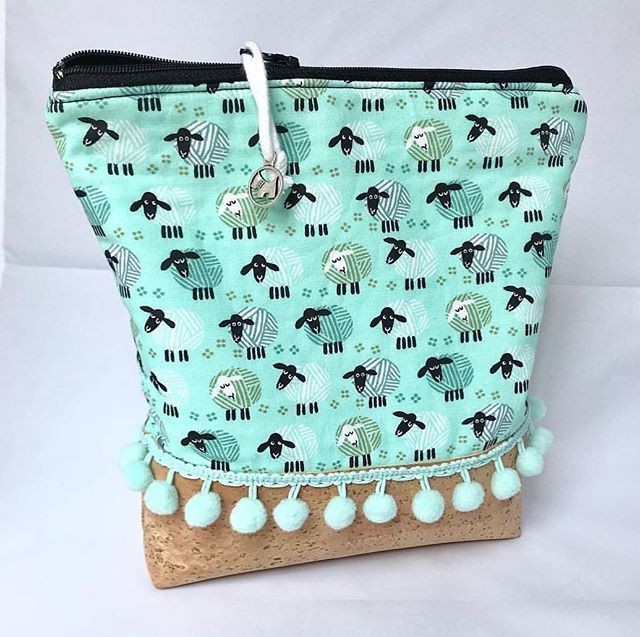 CorchoCraft's tweet photo. ¿Que os parece esta monada? 😍 What do you think of this cutie?

#Repost @barcelonafabrics with @get_repost
・・・
Y si combinamos las ovejaslaneras con corcho? Pues voilà el resultado y si además le añadimos unos madroños el resultado nos parece de los … https://t.co/WcUjJdSAxo https://t.co/ZFrT1ABo5i