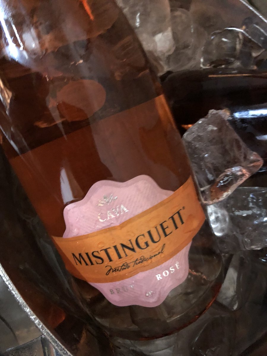 Arrancamos este nuevo #A4MANOS con una sopa Tom Yum de gambas y pato de <a href="/tomeu007/">tomeu marti</a> de @ArumeSushi maridada con un cava @MistinguettCava seleccionado por <a href="/vinamica/">VINAMICA</a>