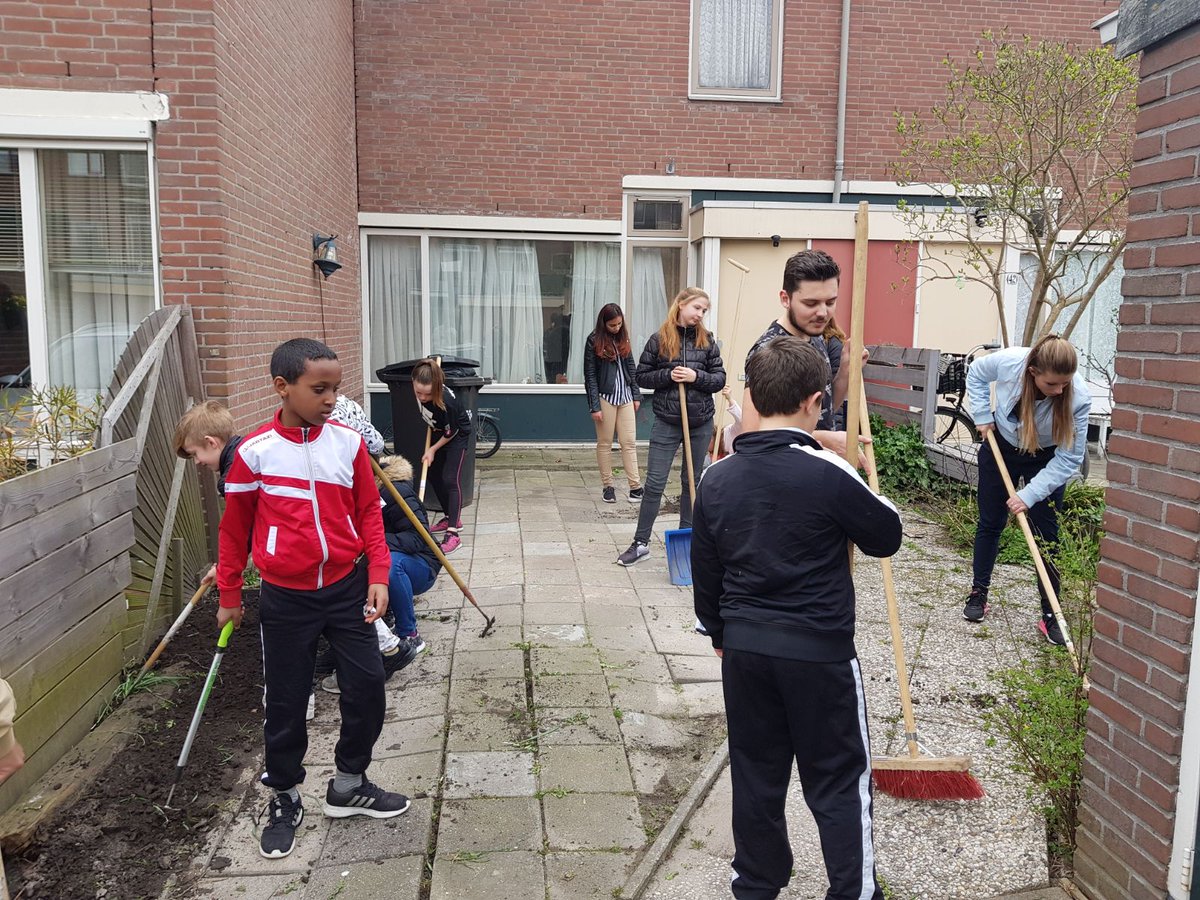 Zakgeldkanjers vandaag aan de slag bij Coornherthove #Buytenwegh. Begeleiding door stagiaires <a href="/mboRijnland/">mboRijnland</a> vanuit #Bus63 <a href="/StadsmarshallZM/">StadsmarshallZM</a> @wijkmanBDL #xtrawelzijn