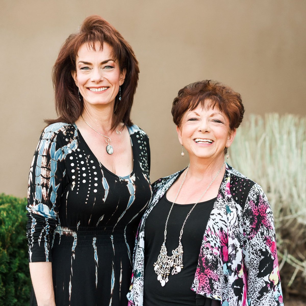 2RuidosoRedhead's tweet photo. Happy #SiblingsDay from the queens of hospitality, and sisters in life and business, the #2RuidosoRedheads https://t.co/5JWrQpCFsB