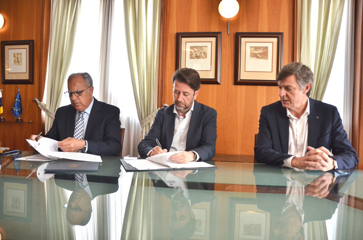 CabildoLaGomera's tweet photo. 📰📢El Tenerife y La Gomera suscriben el acuerdo para la movilidad gratuita de los #estudiantes #gomeros
🌐NdP👉https://t.co/m622m9HvkF https://t.co/p7xsj7z0GN