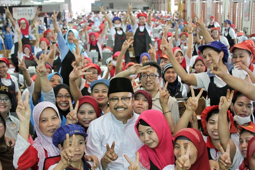 DPP_TMP's tweet photo. 3. Program PKH Superi ini yakni pemberian modal usaha untuk perempuan miskin melalui Jalin matra Plus, pemenuhan gizi untuk masyarakat miskin, dan Kartu Jatim Sehat bagi keluarga yang belum terlindungi jaminan kesehatan nasional.
#GusIpulPutiMenang https://t.co/Wl0QTErOgq