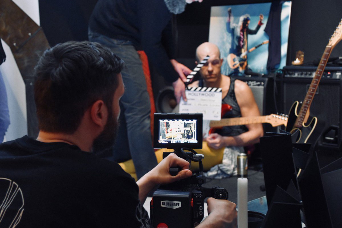 Sport_Crime's tweet photo. "Are we allowed to strum this?". "I'd go for a yes, we wrote it"
"Ma abbiamo i diritti per canticchiare questa? Si, l'ho scritta io".
#fiction #TVseries #shooting #camera #DOP #REDEpic #8K #soundtrack #original #Dabs #rock #guitar #ciak #backstage https://t.co/FF6vrmz9EO