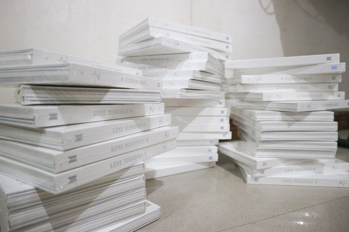 TheSarangheOppa's tweet photo. BTS albums ba kamo???? 😱

Abangan ang aking bonggang giveaway dahil malapit na akong mag-100K followers! I will post it on my YT channel (https://t.co/TvR8MXHqrt) so abang abang, bes! https://t.co/O2UveHAsyJ