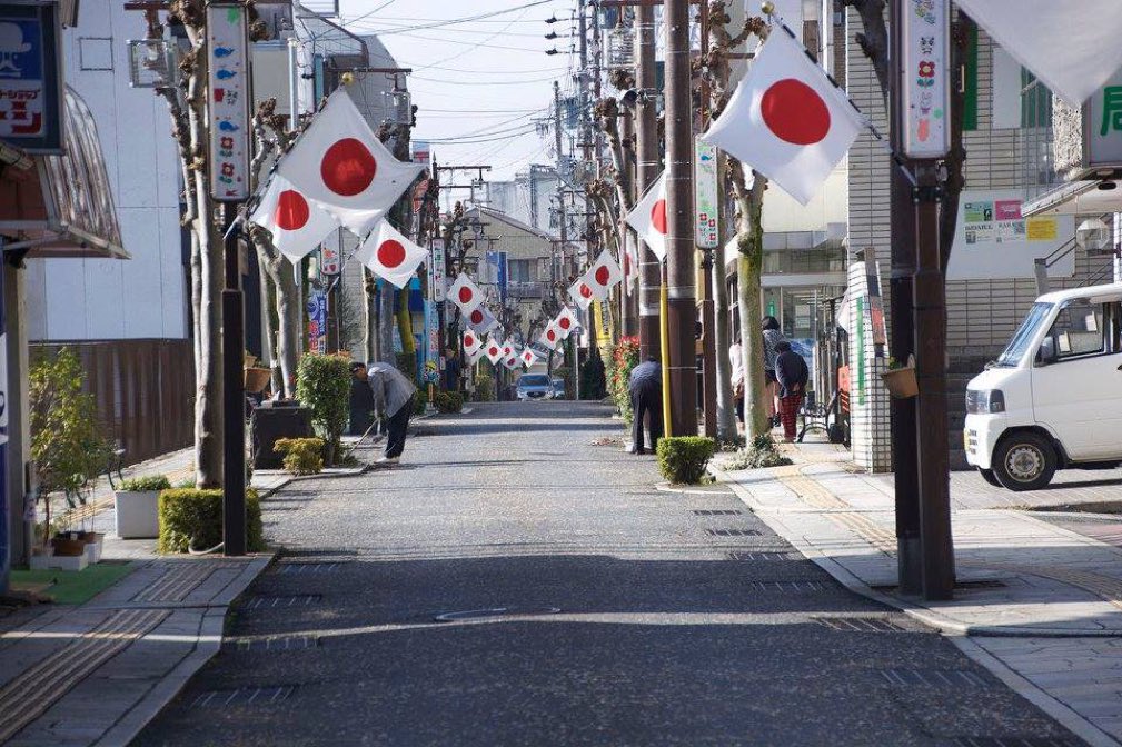 Neworandie1001 この写真のように再び日の丸が町中に揚げられる国に戻って欲しいです 私が子供の頃は祝日には普通に 揚げていました それをしなくなったのは私たちの世代の責任だと思っています 次世代の子供や孫の為にも 日の丸を揚げよう運動 が起こっ Neworandie1001 この写真のように再び日の丸が町中に揚げられる国に戻って欲しいです 私が子供の頃は祝日には普通に 揚げていました それをしなくなったのは私たちの世代の責任だと思っています 次世代の子供や孫の為にも 日の丸を揚げよう運動 が起こっ