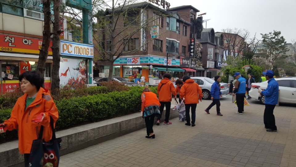 skybookcafe's tweet photo. #정자동_쓰레기와의_영원한_사랑_계속됩니다. 👍💞
#뭉치면_줍고_흩어지면_쓸고 💯✌💋

바르게살기협의회와 방재단! 
상습 불법쓰레기 투기지역에서 깨끗한 마을만들기에 함께해 주셨습니다. 🌱🌳⚘ #성남시 https://t.co/uVvlP0nTT4