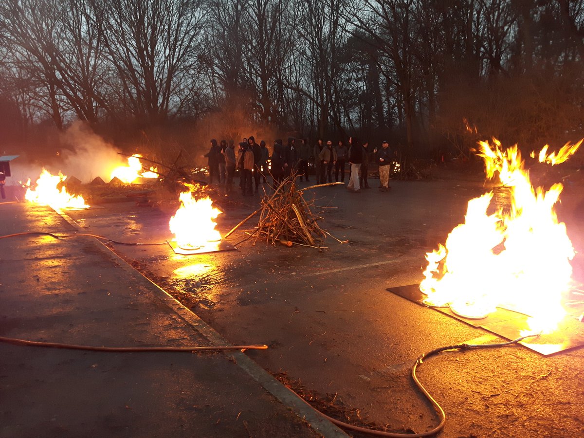 ScreenNorthants's tweet photo. Shout out to all the amazing supporters of the next few days of #SNMacbeth @BBCCiN @NorthantsCF @NorthamptonBC @Panavision @CARRIERmedia #tranex @UniNhantsNews @TheGrosvenorC @artem_sfx &amp; of course all our lovely volunteers! Especially our stunt driver Rob Hunt! https://t.co/3XG0FJ521i