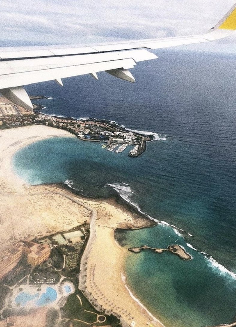 Lovechiclifesty's tweet photo. Lovechiclifestyle
Womans Travel Trends
A look down on Paradise
#Dontplaywithmyheart #bomber #thicksneakers #chain #bling #travel
#denim #lip scrub #caps #lipproducts
.
.
#100pure #loewe #buffalolondonshoes #burberry #fentypuma #commedesgarcons #unravelproject #amongtheflower https://t.co/wL3yFjhfGg