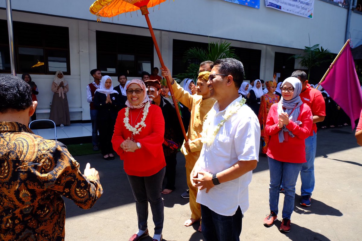 TselArea2's tweet photo. EVP Area Jabotabek Jabar Ririn Widaryani dalam rangkaian kegiatan Safari Registrasi di wilayah branch Bandung, mengunjungi SMK 1 Pasundan Bandung.
•
Segment youth menjadi salah satu focus penetrasi dan pengembangan ekosistem broadband dan digital.
#telkomsel
#SMK1Pasundan https://t.co/sechMoVaB9