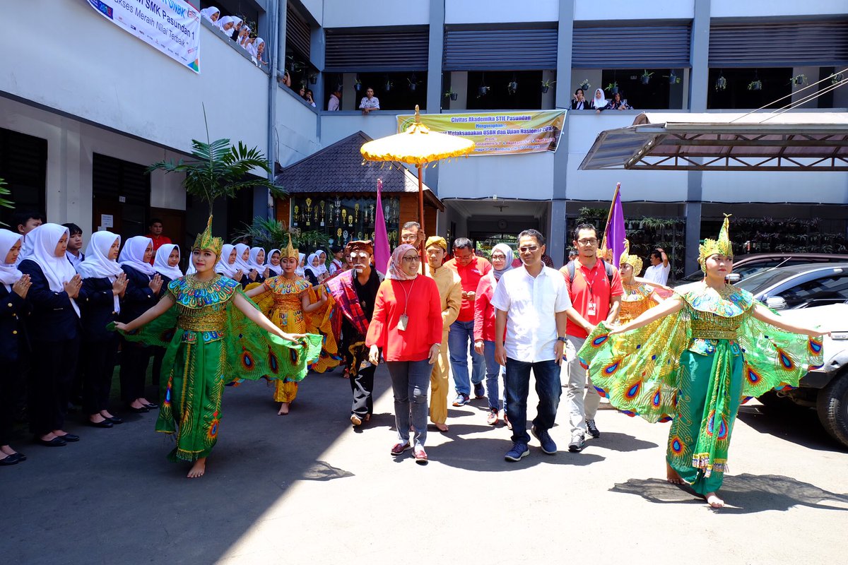 TselArea2's tweet photo. EVP Area Jabotabek Jabar Ririn Widaryani dalam rangkaian kegiatan Safari Registrasi di wilayah branch Bandung, mengunjungi SMK 1 Pasundan Bandung.
•
Segment youth menjadi salah satu focus penetrasi dan pengembangan ekosistem broadband dan digital.
#telkomsel
#SMK1Pasundan https://t.co/sechMoVaB9