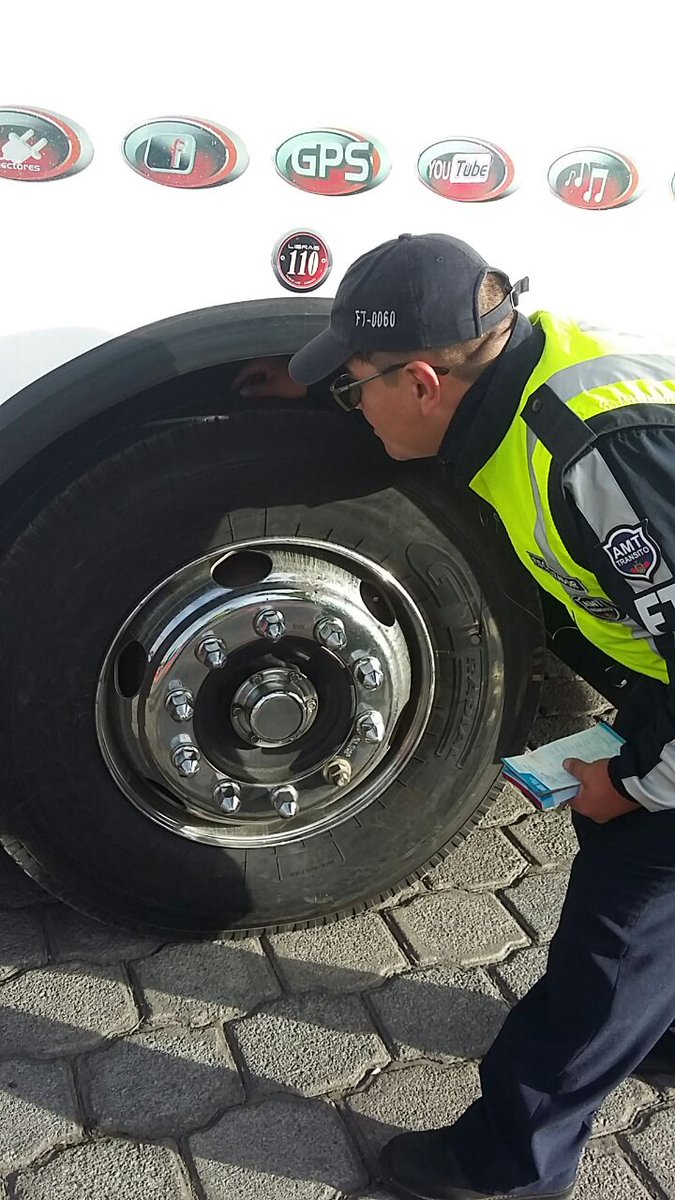 FranciscoArauzT's tweet photo. En #Teminales Interprovinciales se fortalece la #InspecciónFísicaVisual a unidades y #ControldeDocumentos a conductores previo a la obtención de la frecuencia para prestar servicio @AMTQuito @AMTPuga @ObrasQuito https://t.co/YiA9ydsrw9