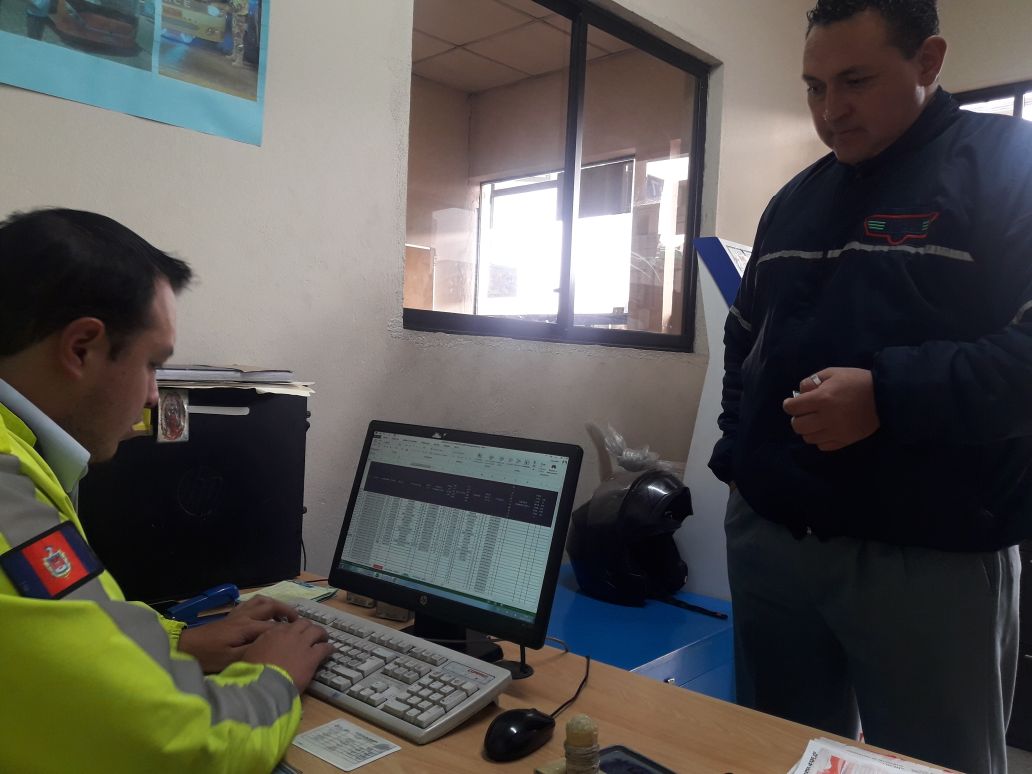 FranciscoArauzT's tweet photo. En #Teminales Interprovinciales se fortalece la #InspecciónFísicaVisual a unidades y #ControldeDocumentos a conductores previo a la obtención de la frecuencia para prestar servicio @AMTQuito @AMTPuga @ObrasQuito https://t.co/YiA9ydsrw9