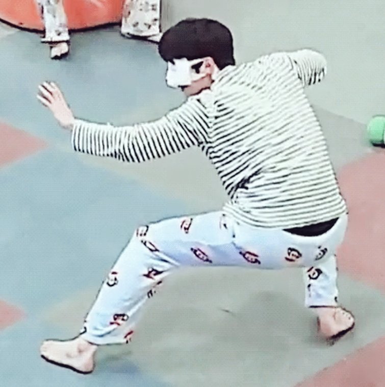 nanomh89's tweet photo. 눈가리면 두배로 귀여워지는 황뚠 https://t.co/srnKi2OUfs