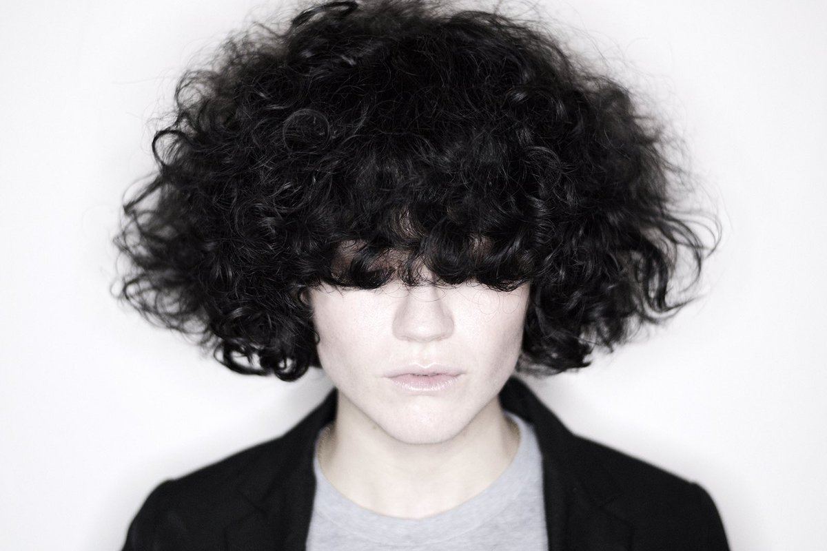 C U R L Y  B O B  W / B A N G ✌🏼😎 by @bobbymaloy @aveda #sanantonio #sanantoniohairstylist #sanantoniohair #satx #satxbloggers #boerne #hairdresser #hairstyle #haircut #bobhaircut #curlyhair #curly #curlyhairdontcare #naturalhair #bangs #texas #bexarcounty #elevatehair