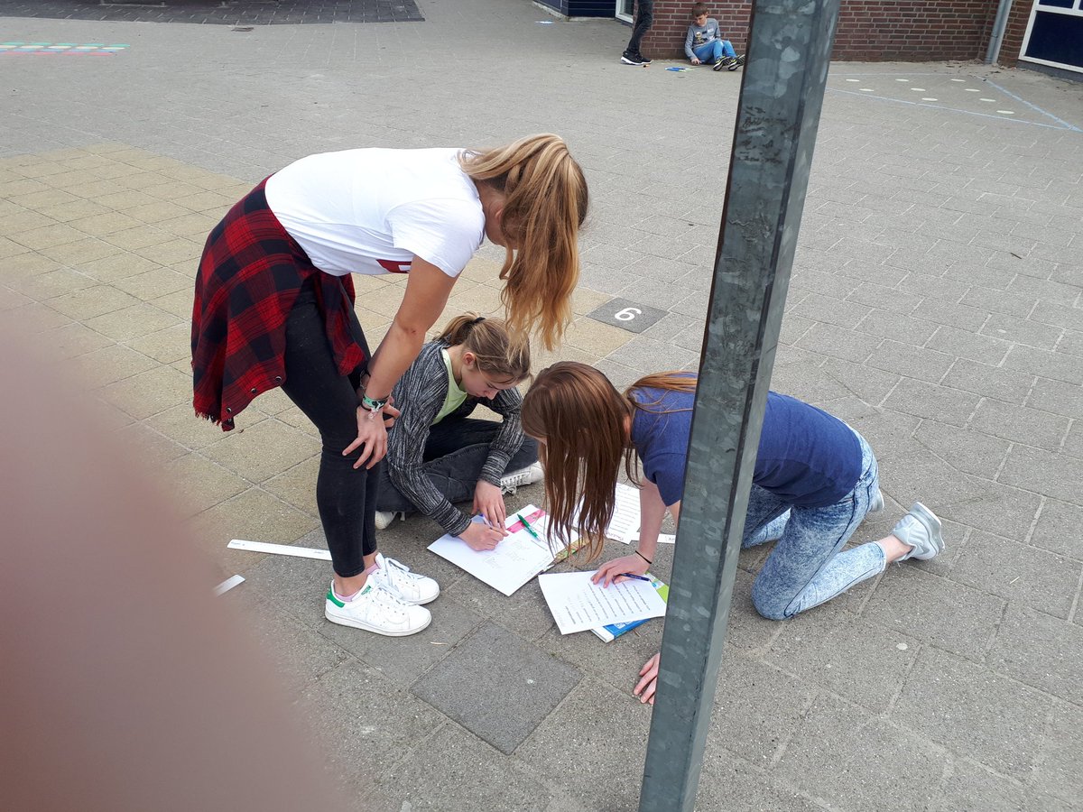 amstelschool's tweet photo. Vandaag was het nationale buitenlesdag. Groep 8 heeft buiten de oppervlakte van allerlei plekken op het schoolplein opgemeten. https://t.co/xXVun8xZKa