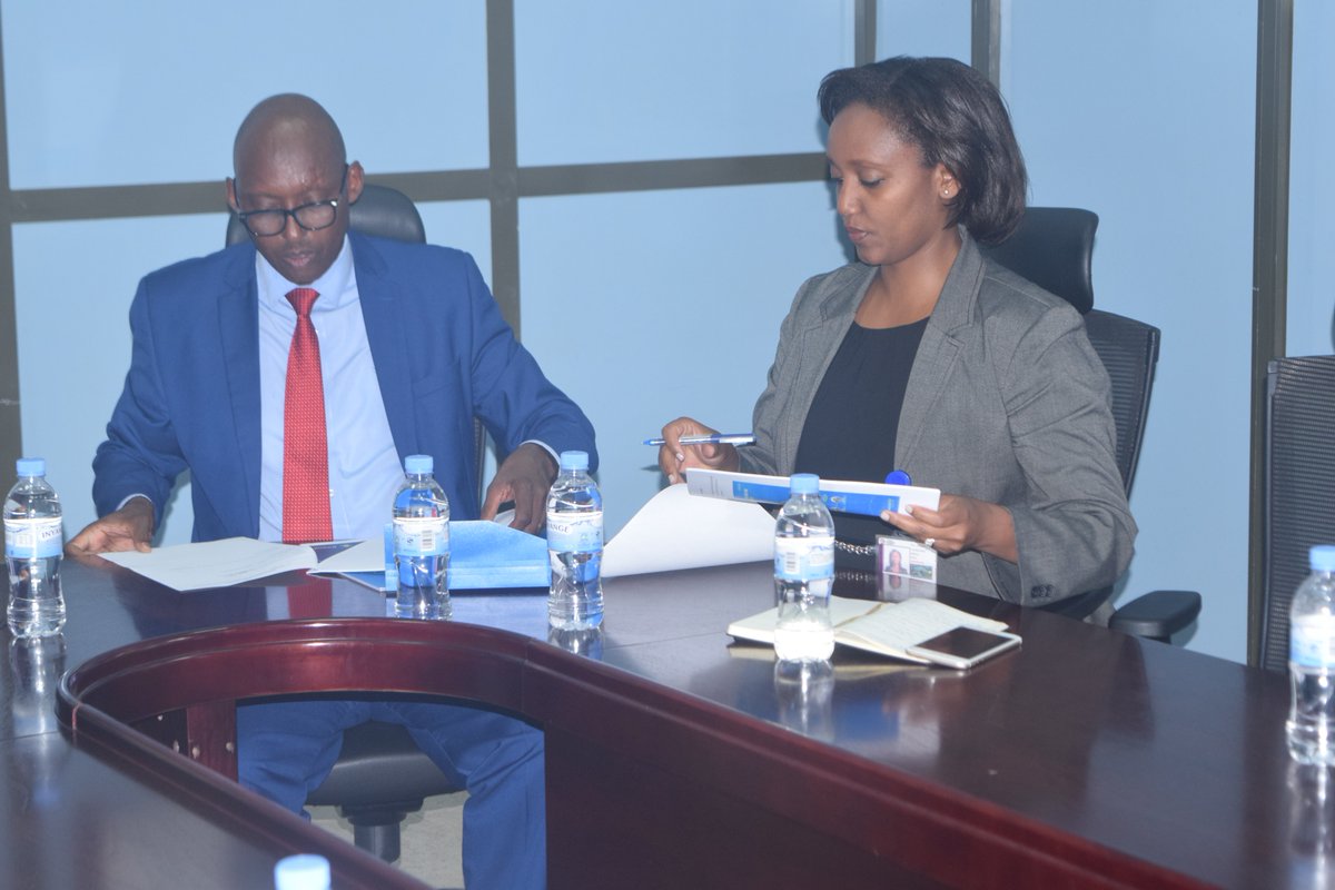 sir_damass's tweet image. Minister of State @Jadouwihanganye officiated the handover ceremony between the former Acting CEO of @FlyRwandAir Col. @ChanceNdagano and the incoming CEO @YvonneMakolo . #Rwanda