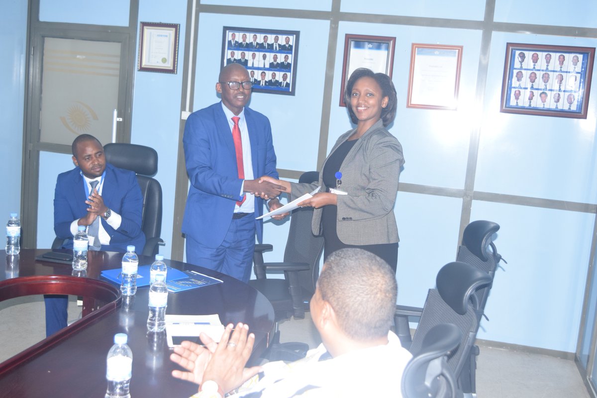 sir_damass's tweet image. Minister of State @Jadouwihanganye officiated the handover ceremony between the former Acting CEO of @FlyRwandAir Col. @ChanceNdagano and the incoming CEO @YvonneMakolo . #Rwanda