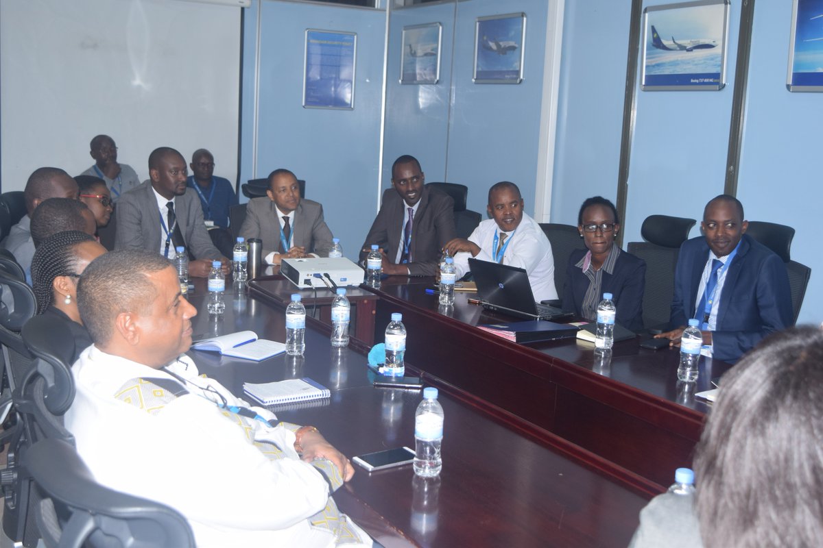 sir_damass's tweet image. Minister of State @Jadouwihanganye officiated the handover ceremony between the former Acting CEO of @FlyRwandAir Col. @ChanceNdagano and the incoming CEO @YvonneMakolo . #Rwanda