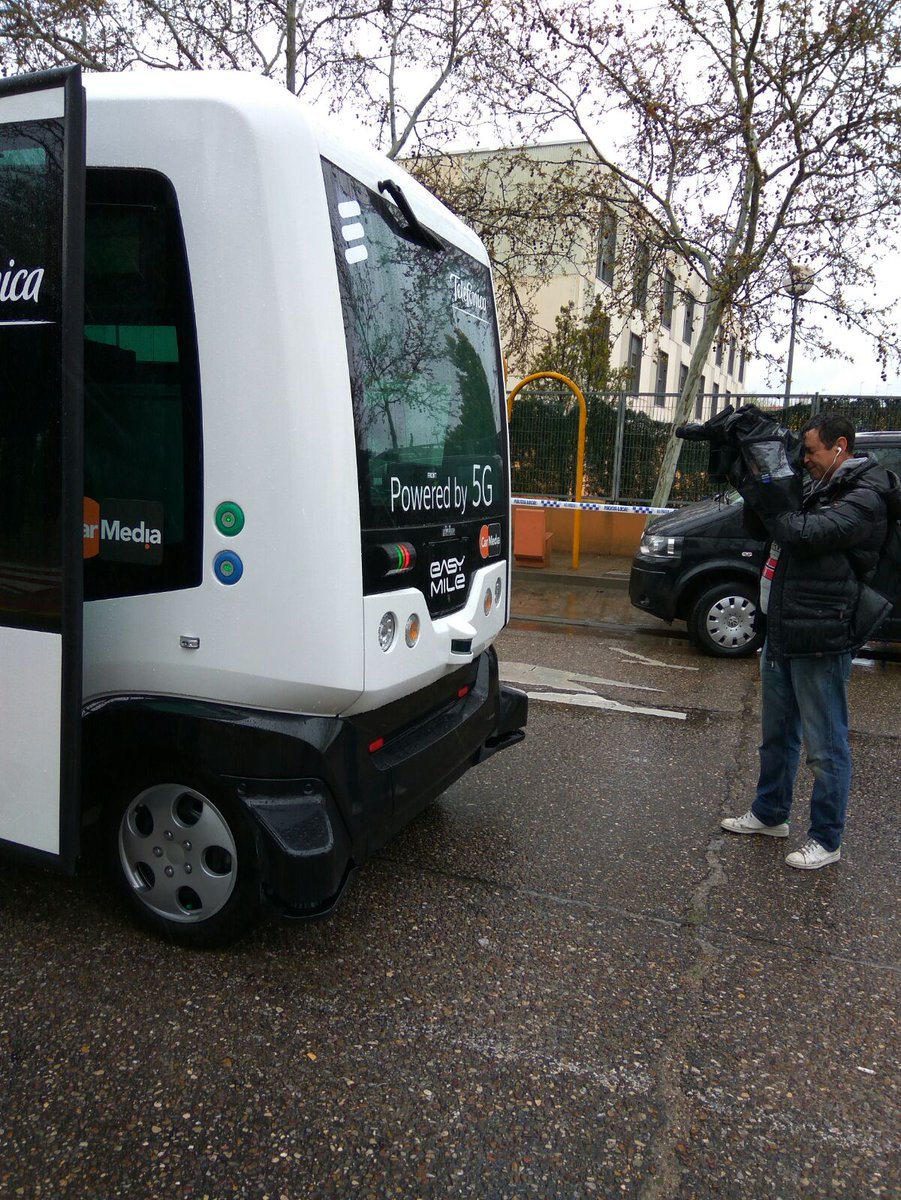 indie_pr's tweet photo. ¡La lluvia no nos para! Hoy hemos estado acompañando a @Telefonica en Talavera de la Reina, mostrando a la prensa el primer caso de uso de 5G con un minibús eléctrico EZ10 de conducción autónoma, lo que supone todo un hito en el proyecto Ciudades Tecnológicas 5G. #Telefonica5G https://t.co/pWVa9JXRzo