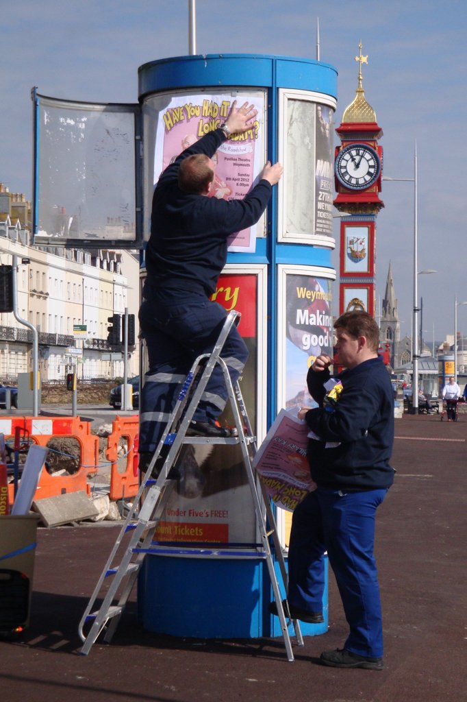 SmithofDerby's tweet photo. Weymouth citizens love their Esplanade clock. Here it is 6 years ago when I was there - photographing others at work on my day off! #seasideclock #clocktower #weymouth #dorset Mike https://t.co/F1VfxEnhKX